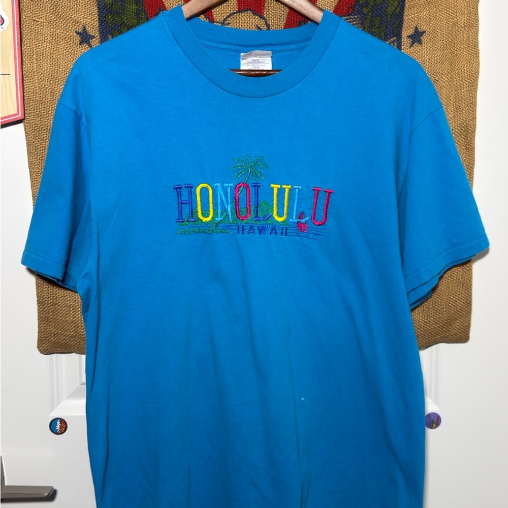 Vintage 90s *SINGLE STITCH* HONOLULU, HAWAII Island Embroidery Tee (L)